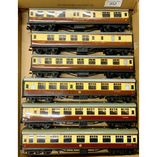 302 - HORNBY DUBLO, 6 TINPLATE CHOCOLATE & CREAM COACHES, COMPRISING 3 SD & 3 EARLY VERSIONS