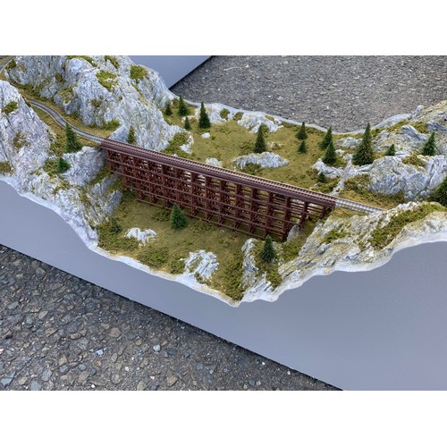 295 - A VERY WELL CONSTRUCTED Z GAUGE MODEL RAILWAY OF A SINGLE TRACK AMERICAN MOUNTAIN RAILROAD. APPROX. ... 