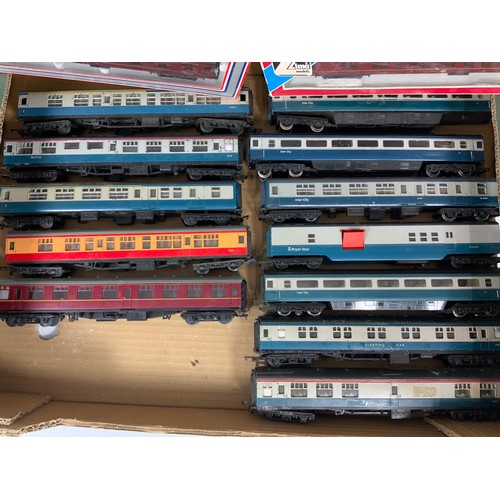 379 - 00 SCALE MODEL RAILWAY COACHES, 2 BOXED LIMA LM MK1 COACHES, PLUS 12 U/B MK 1, 2 & 3 COACHES