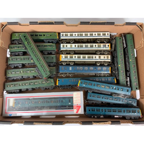 376 - DMU SELECTION, A TRAY OF TRIANG, HORNBY & LIMA DMU CARS, MOSTLY SPARES  & REPAIR, INCLUDES MET CAM, ... 