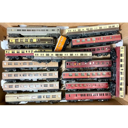 374 - TRAY OF ASSORTED 00 SCALE COACHES, INC HORNBY LNER TEAK, TRIANG & HORNBY & 2 AIRFIX AUTO COACHES