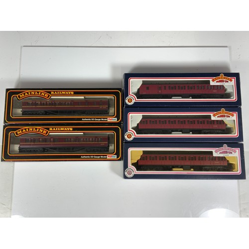 470 - BACHMANN & MAINLINE 00 GAUGE BOXED ROLLING STOCK, COMPRISING BR SUBURBAN MK1 COACHES 34-605, 34-606.... 