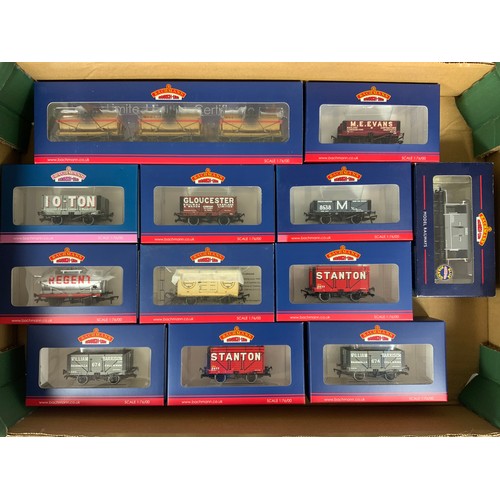 469 - BACHMANN NEWER BOXED FREIGHT WAGONS, INC. COLLECTORS CLUB EDITIONS: WAR OFFICE 14T TANK WAGONS, ME E... 