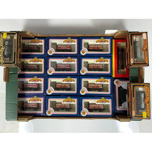 466 - TRAY OF 17 BOXED 00 SCALE FREIGHT WAGONS, COMPRISES  BACHMANN HICKLETON X 6, SHIREBROOK, BARNSLEY MA... 