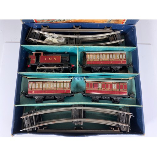 402 - HORNBY 0 GAUGE, BOXED 201 PASSENGER TANK SET, LOCOMOTIVE 0-4-0 LMS 2270 PLUS 3,  4 WHEEL COACHES & Q... 