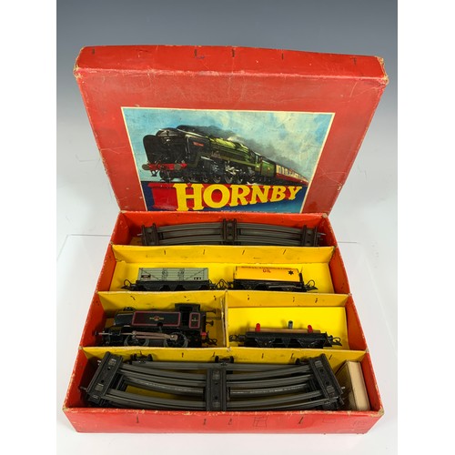 403 - HORNBY 0 GAUGE TANK GOODS SET NO 40, IN LATER RED BOX, COMPRISING 0-4-0 TANK 82011, 3 WAGONS & QTY O... 