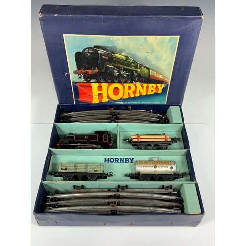 405 - HORNBY BOXED 0 GAUGE TRAIN SET, TANK GOODS SET NO 40, IN BLUE BOX, COMPRISING 0-4-0 TANK 82011, 3 WA... 