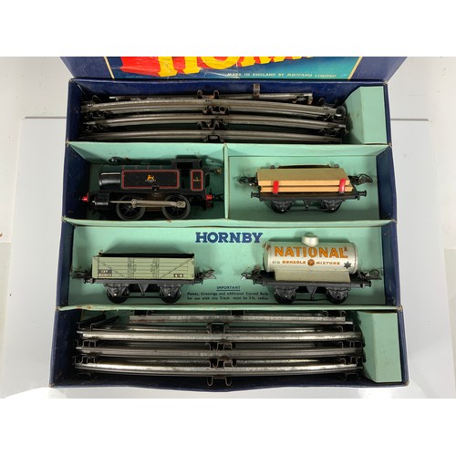 405 - HORNBY BOXED 0 GAUGE TRAIN SET, TANK GOODS SET NO 40, IN BLUE BOX, COMPRISING 0-4-0 TANK 82011, 3 WA... 