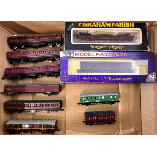 316 - GRAHAM FARISH & DAPOL, N GAUGE, 2 BOXED COACHES, PLUS 8 U/B