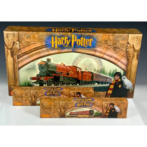 500 - HORNBY BOXED R 1025 HARRY POTTER HOGWARTS EXPRESS ELECTRIC TRAIN SET, PLUS 2 ADDITIONAL COACHES, R41... 