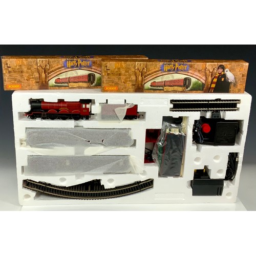 500 - HORNBY BOXED R 1025 HARRY POTTER HOGWARTS EXPRESS ELECTRIC TRAIN SET, PLUS 2 ADDITIONAL COACHES, R41... 