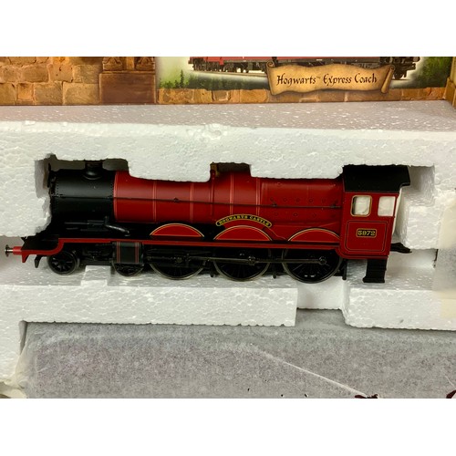 500 - HORNBY BOXED R 1025 HARRY POTTER HOGWARTS EXPRESS ELECTRIC TRAIN SET, PLUS 2 ADDITIONAL COACHES, R41... 