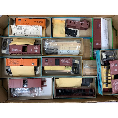 281 - AMERICAN RAILROAD MODELS, 11 BOXED, KITS & MODELS, ATHEARN & SIMILAR