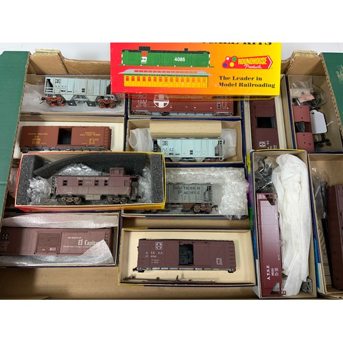 282 - ROUNDHOUSE PRODUCTS, & SIMILAR, 14 BOXED KITS & MODELS, BOX CARS, SANTA FE, ETC.