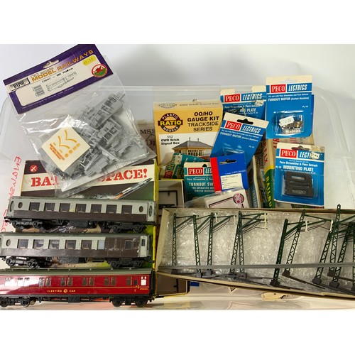 434 - 00 SCALE MODEL RAILWAY TRACK & SCENIC ITEMS, PECO SL;-100 TRACK 11 LENGTHS IN A BOX AND SIMILAR WITH... 