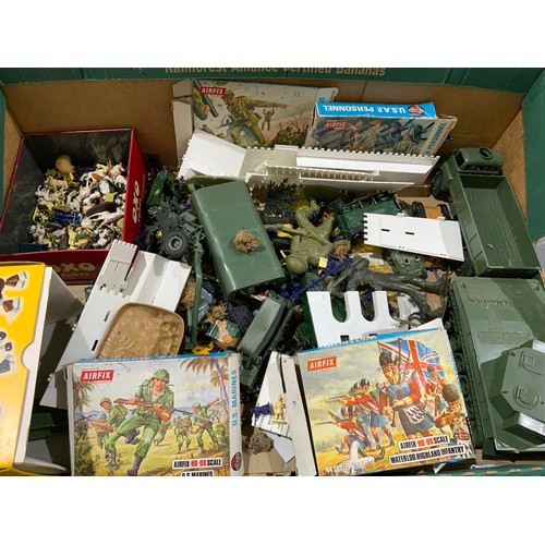 83 - COLLECTION OF MIXED AIRFIX & SIMILAR PLASTIC SOLDIERS, SOME BOXES, BIG BEDFORD