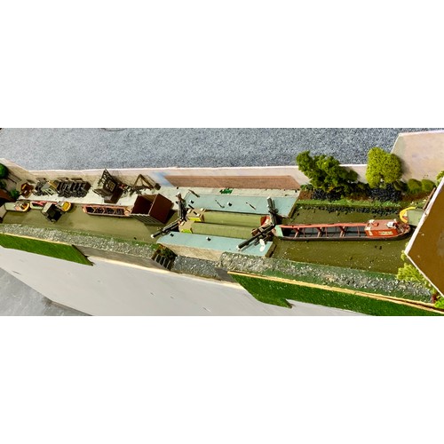 294 - SUPER CANAL SIDE DIORAMA, APPROX. 190 CM LONG, 20 CM WIDE, 5 NARROW BOATS, LOCK & COAL YARD