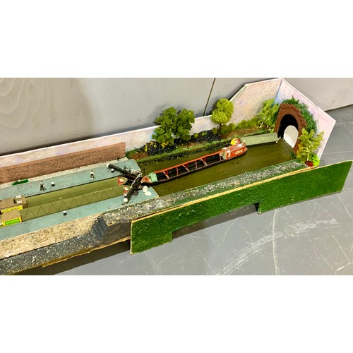 294 - SUPER CANAL SIDE DIORAMA, APPROX. 190 CM LONG, 20 CM WIDE, 5 NARROW BOATS, LOCK & COAL YARD