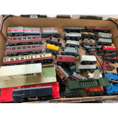 339 - TRAY OF MIXED 00 SCALE MODEL RAILWAY WAGONS, EARLY TRIANG MK1, WAGONS PLUS SOME HORNBY DUBLO, & A TR... 