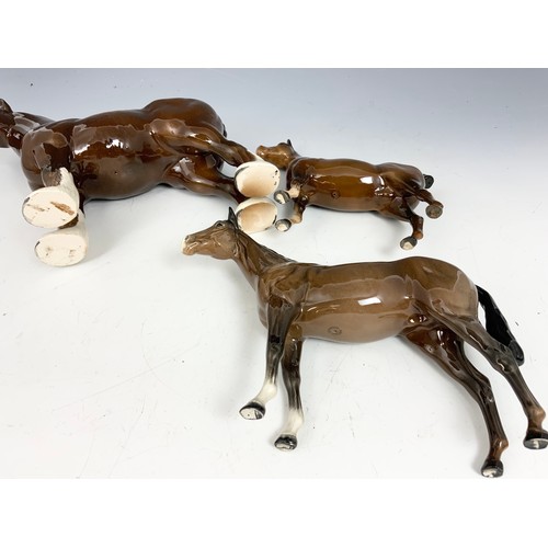 136 - LARGE BESWICK MODEL OF A SHIRE HORSE 27cm TALL &  2 BESWICK BAY HORSES