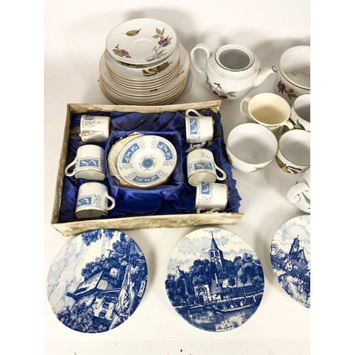 212 - BOXED  COALPORT REVELRY COOFFE CAN & SAUCERS , ROYAL WORCESTER EVESHAM, BOXED WEDGWOOD, DELFT PLATES