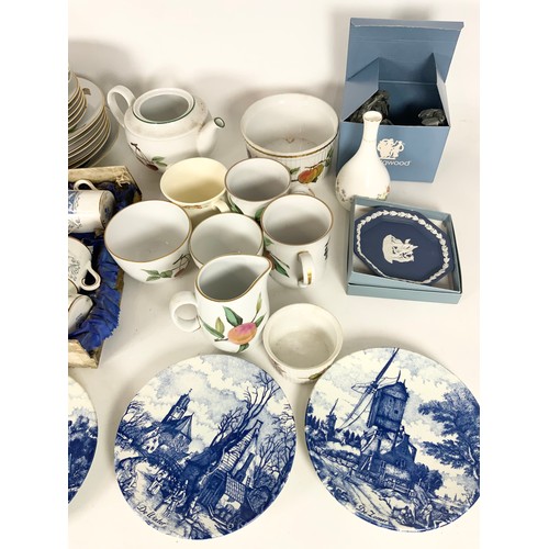 212 - BOXED  COALPORT REVELRY COOFFE CAN & SAUCERS , ROYAL WORCESTER EVESHAM, BOXED WEDGWOOD, DELFT PLATES