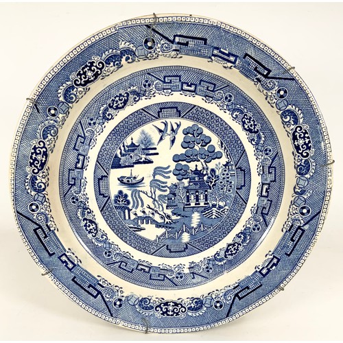 202 - LARGE CIRCULAR CHOP DISH/ SERVING PLATTER WITH BLUE &  WHITE TRANSFER WILLOW PATTERN DECORATION  WIT... 