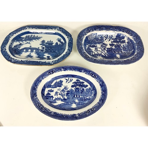 202 - LARGE CIRCULAR CHOP DISH/ SERVING PLATTER WITH BLUE &  WHITE TRANSFER WILLOW PATTERN DECORATION  WIT... 