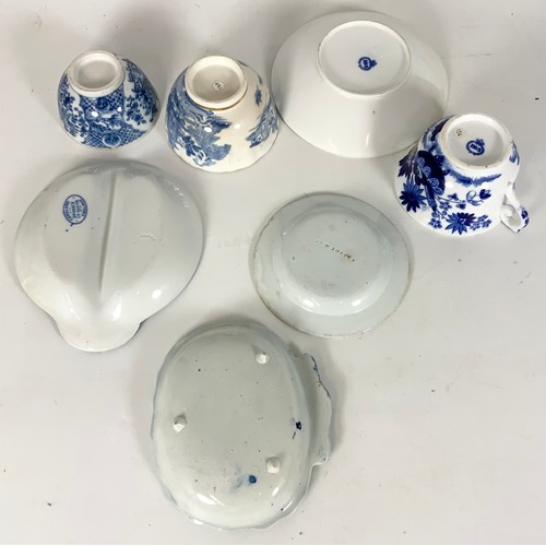 207 - BLUE & WHITE TRANSFER DECORATED ITEMS INC CUP & SAUCER WITH ORIENTAL DECORATION, TEA BOWLS ETC