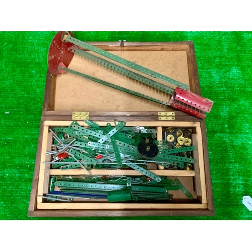 31 - FITTED WOODEN BOX OF VINTAGE MECCANO & A PART BUILT MODEL