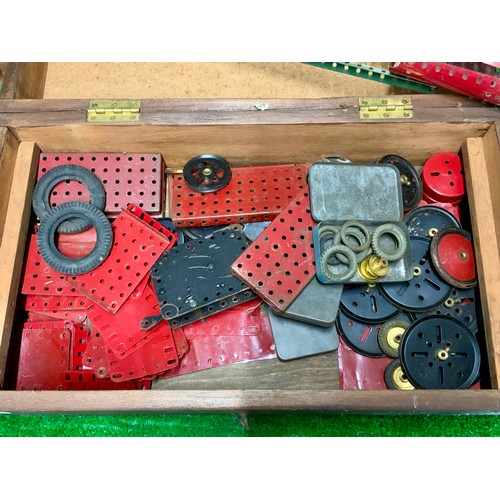 31 - FITTED WOODEN BOX OF VINTAGE MECCANO & A PART BUILT MODEL