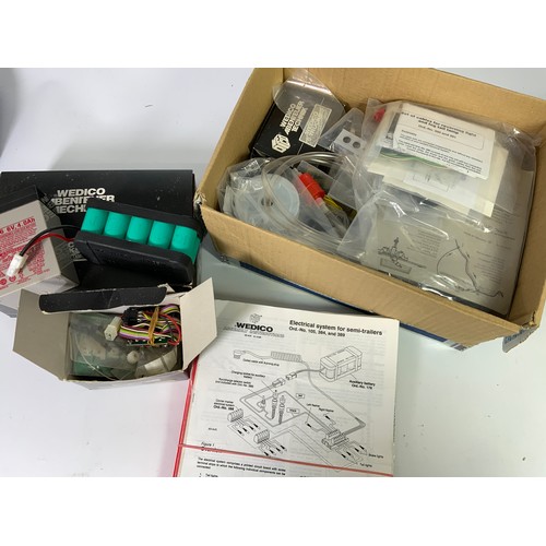 213 - WEDICO LORRY TRAILER KIT, MULDEN-AUFLIEGER DUMP SEMI-TRAILER IN BOX, PLUS BOX OF SPARES & PARTS : CA... 