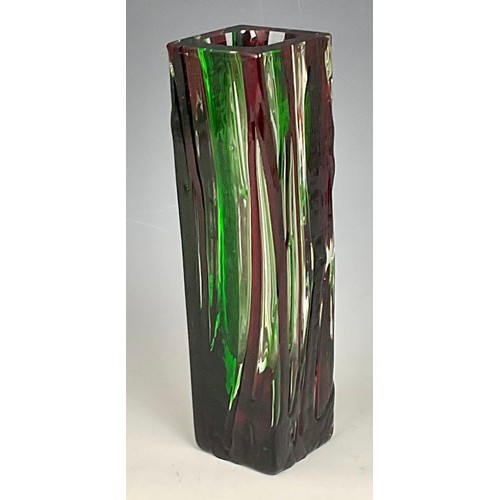 253 - GOOD QUALITY SQUARE SECTION RED AND GREEN COLOURED VASE, APPROX. 24 cm