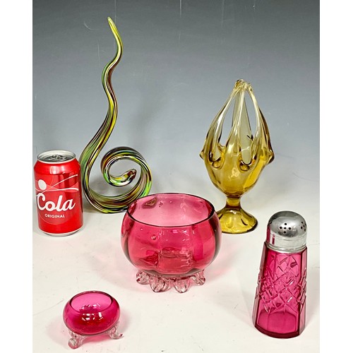 264 - LARGE AND SMALL CRANBERRY GLASS BON BON DISHES, A SUGAR SHAKER AND 2 OTHER ART GLASS PIECES