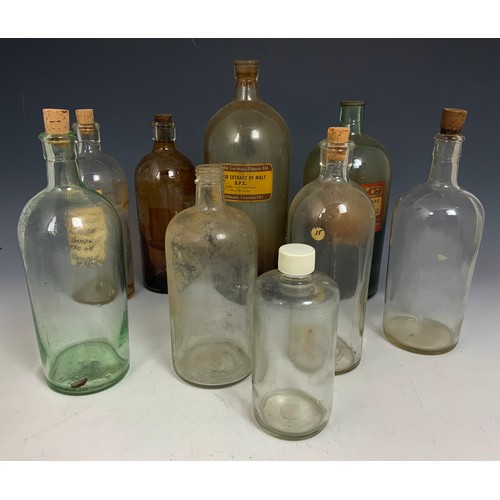 322 - QUANTITY OF LARGE CHEMIST / APOTHECARY BOTTLES MANY WITH LABELS TALLEST 36cm ADISED FROM MANDERS CHE... 