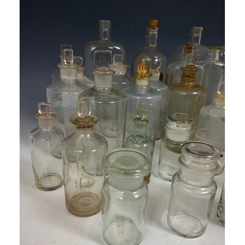 321 - LARGE QUANTITY OF VINTAGE CLEAR GLASS CHEMIST / APOTHECARY BOTTLES / JARS ADVISED FROM MANDERS CHEMI... 