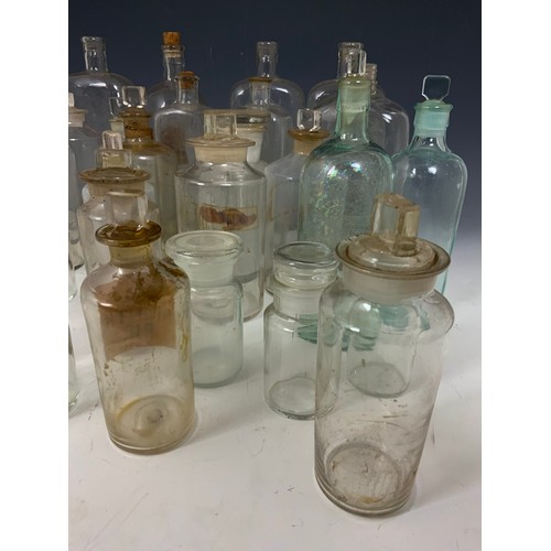 321 - LARGE QUANTITY OF VINTAGE CLEAR GLASS CHEMIST / APOTHECARY BOTTLES / JARS ADVISED FROM MANDERS CHEMI... 