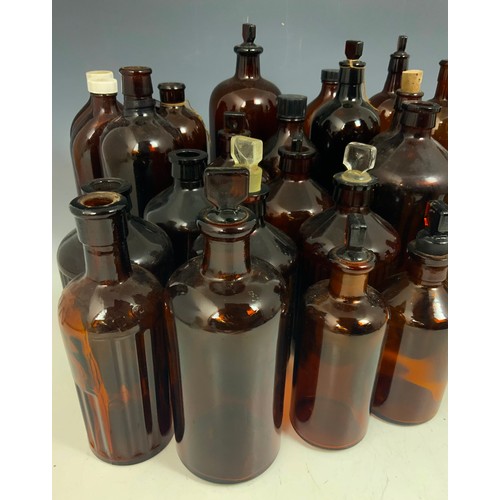 320 - LARGE QUANTITY OF VINTAGE BROWN GLASS CHEMIST / APOTHECARY BOTTLES / JARS ADVISED FROM MANDERS CHEMI... 