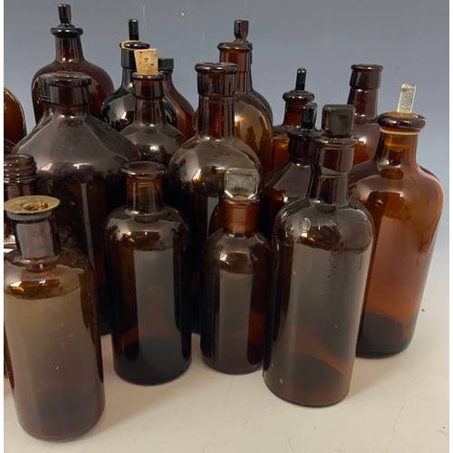 320 - LARGE QUANTITY OF VINTAGE BROWN GLASS CHEMIST / APOTHECARY BOTTLES / JARS ADVISED FROM MANDERS CHEMI... 