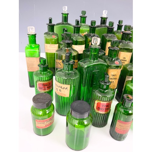 315 - QUANTITY OF CHEMIST / APOTHECARY GREEN GLASS BOTTLE & JARS MANY WITH STOPPERS & LABELS