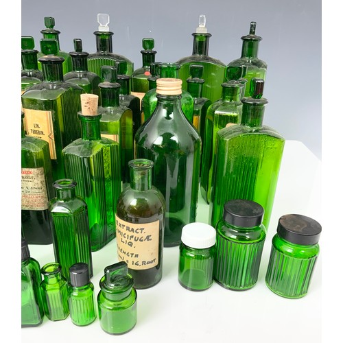 315 - QUANTITY OF CHEMIST / APOTHECARY GREEN GLASS BOTTLE & JARS MANY WITH STOPPERS & LABELS