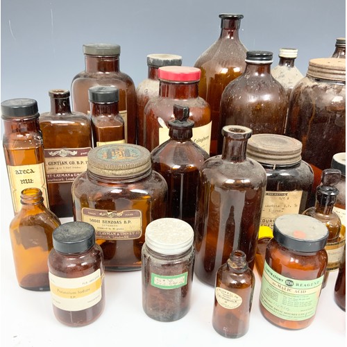 310 - QUANTITY OF BROWN GLASS CHEMIST / APOTHECARY JARS & BOTTLES ADVISED  FROM MANDERS CHEMIST MALVERN