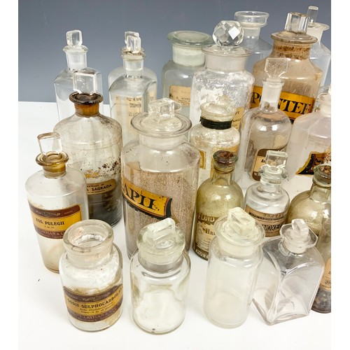 308 - TRAY OF VINTAGE CLEAR GLASS CHEMIST BOTTLES & JARS ADVISED FROM MANDERS CHEMIST MALVERN