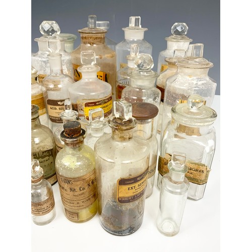 308 - TRAY OF VINTAGE CLEAR GLASS CHEMIST BOTTLES & JARS ADVISED FROM MANDERS CHEMIST MALVERN