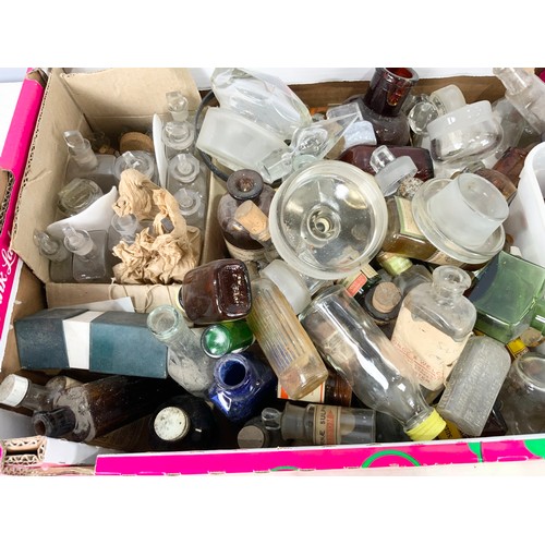 305 - TRAY OF MIXED VINTAGE CHEMIST BOTTLES & JARS ETC ADVISED FROM MANDERS CHEMIST MALVERN