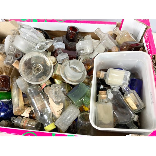 305 - TRAY OF MIXED VINTAGE CHEMIST BOTTLES & JARS ETC ADVISED FROM MANDERS CHEMIST MALVERN