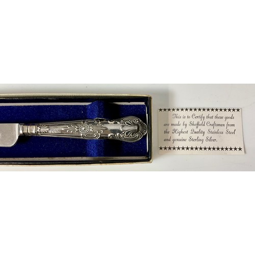 339 - DUDFIELDS STERLING SILVER HANDLED BREAD, CAKE AND CHEESE. KNIVES, A SILVER HANDLED SHOE HORN AND 2 P... 