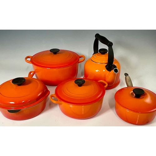 358 - LE CRUESET BURNT ORANGE, 2 CASSEROLE DISHES, 2 SAUCEPANS AND A KETTLE