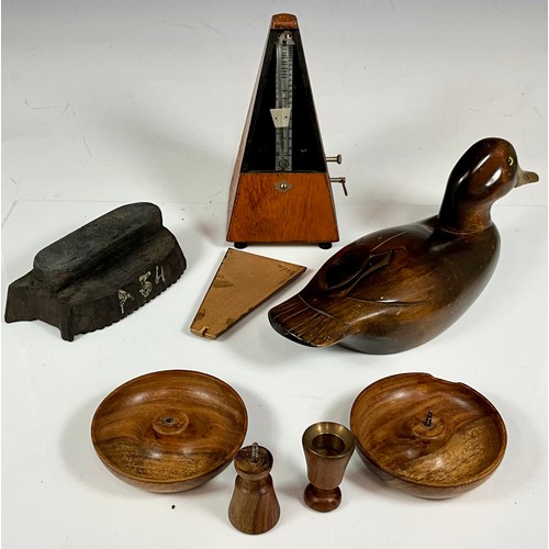 361 - A GERMAN MADE 'SYSTEM MAELZEL' METRONOME. HEIGHT 22CM T/W TREEN DUCK, A DECORATIVE STAMP AND TREEN C... 