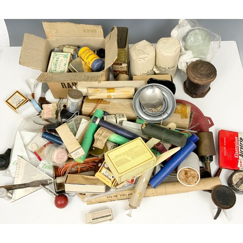 443 - LARGE QUANTITY OF VINTAGE MISCELLANEOUS MEDICAL ITEMS ADVISED FROM MANDERS CHEMIST MALVERN